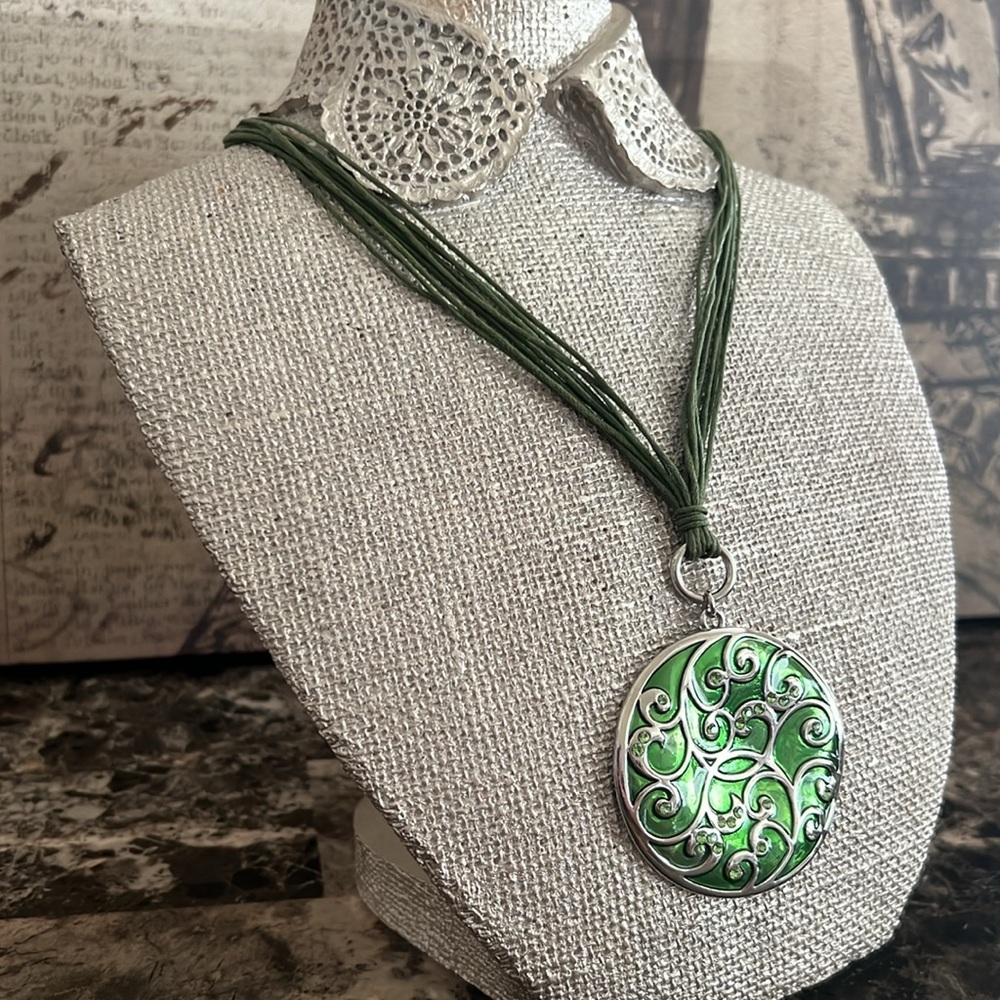 Green Pendant Necklace EUC - Picture 6 of 8